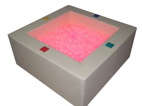 Большой интерактивный сухой бассейн со встроенными кнопками-переключателями фото